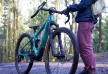 Conserto de bicicleta elétrica desafia usuários por falta de peças e suporte