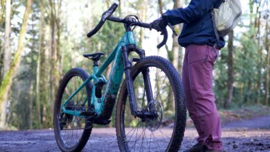 Conserto de bicicleta elétrica desafia usuários por falta de peças e suporte