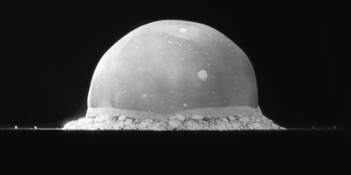 Fotos inéditas do teste nuclear Trinity de 1945 são restauradas