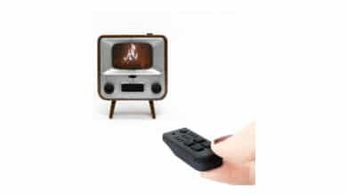 TinyCircuits Mini TV retrô portátil TinyTV 2 – tela IPS de 1,14 polegadas, vídeos pré-carregados e carregáveis, recarregável por USB-C, controles de botão + controle remoto pequeno (marrom)