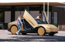 Tesla lança Cybercab e acirra disputa no mercado de táxis autônomos